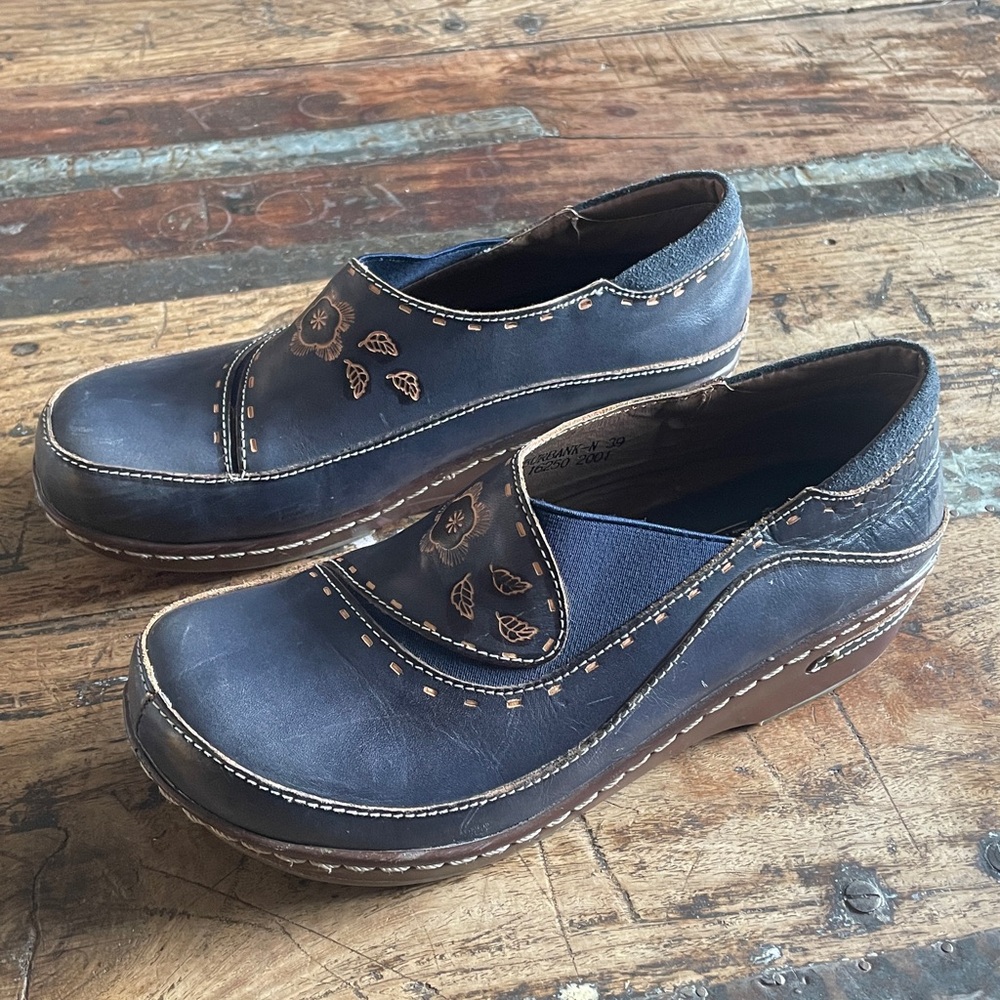 L'Artiste by Spring Step Burbank hand-painted leather clogs